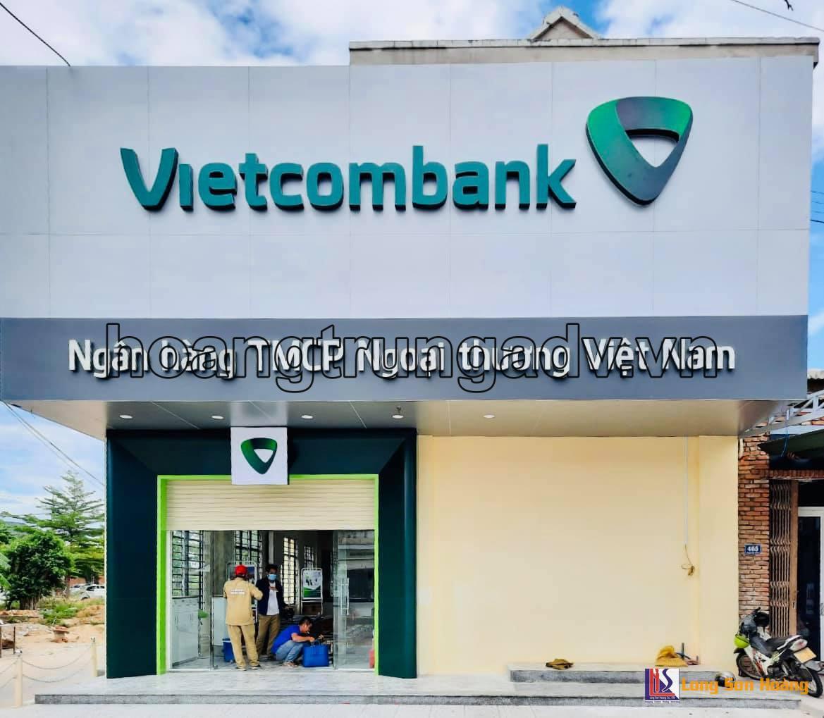 thi-cong-bang-hieu-nh-vietcombank-cn-binh-son-228865611_1170752970069754_5296610479044300822_n