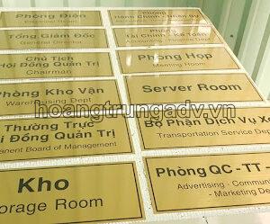 Làm biển chức năng để bàn bằng gỗ, mica giá rẻ, tại hà nộ